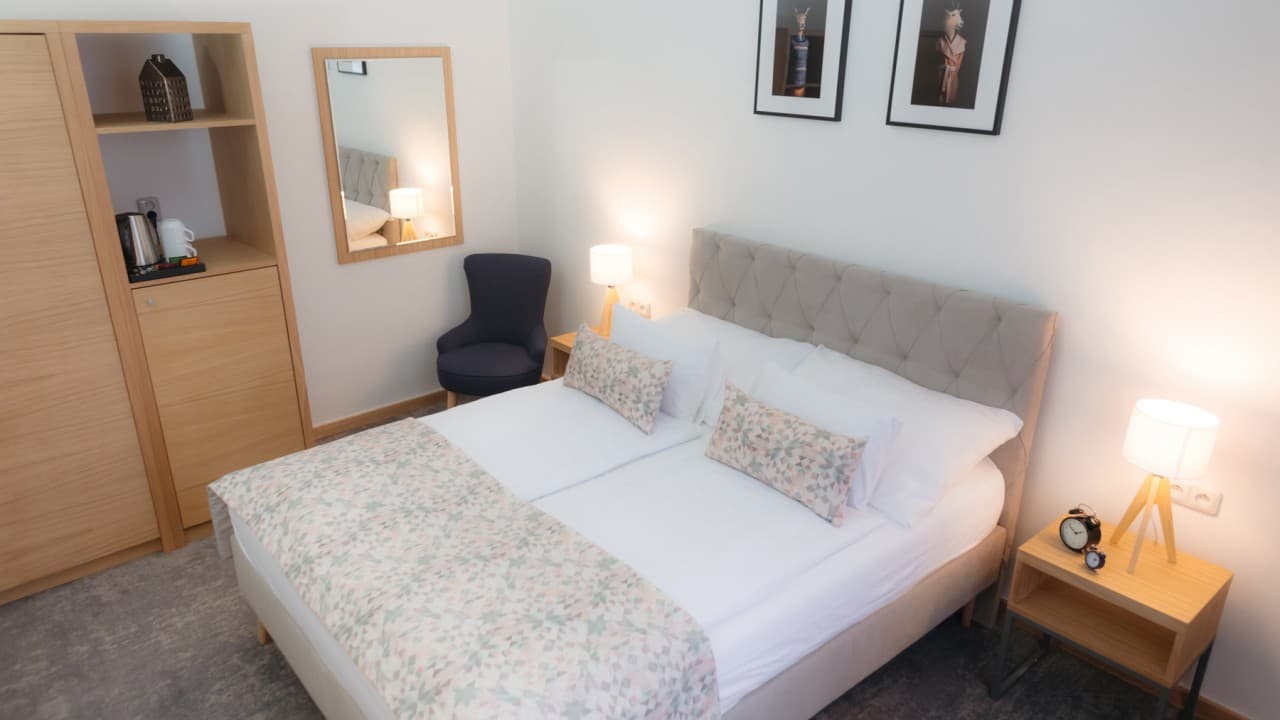 Standard dvoulůžkový pokoj (vedlejší hotel)
